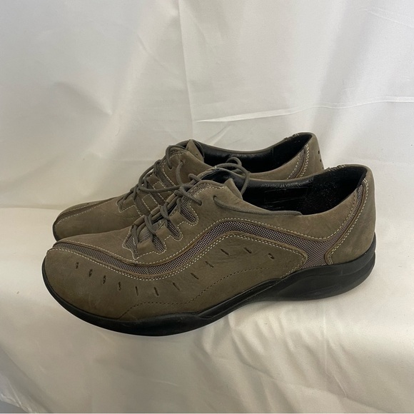 CLARKS Women’s Wave Olive Leather Lace Up Sneaker Shoe Size 8 - Picture 1 of 11
